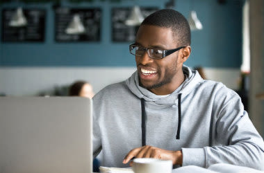 Mann mit Computerbrille am PC