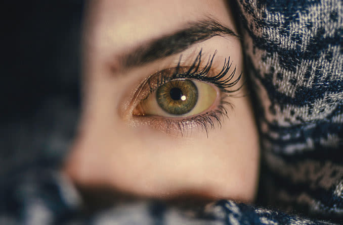 Frau mit gelben Augen