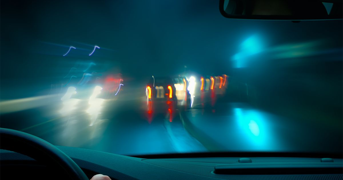 conduire par une nuit pluvieuse