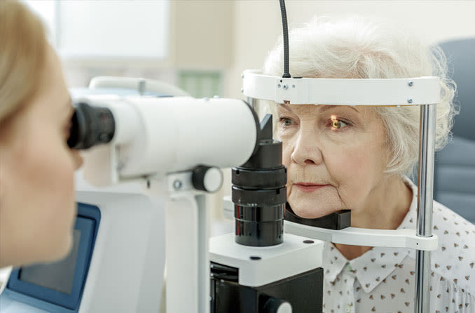 Donna anziana che fa un esame annuale degli occhi