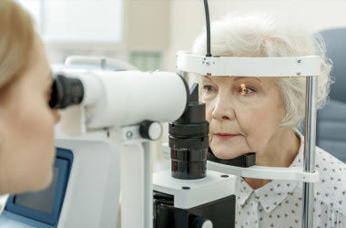 年老的女人参加年度眼科检查