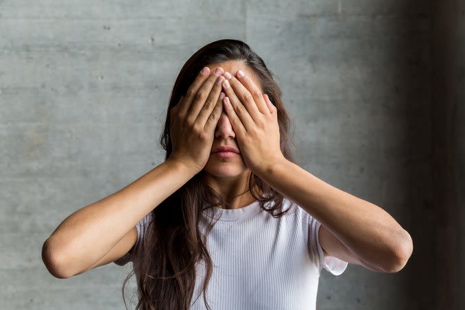 Personne couvrant les yeux à cause de l'herpès oculaire