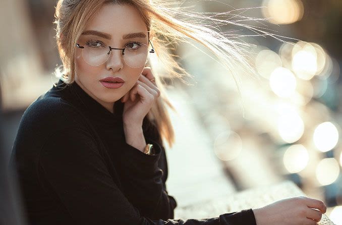 woman wearing rimless glasses