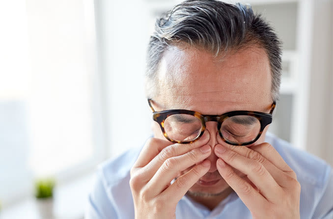 Uomo Che Strofina Gli Occhi Per Il Dolore Agli Occhi