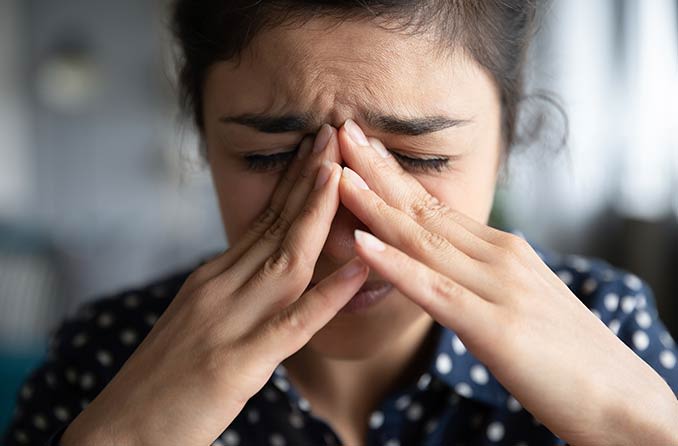 Hombre con dolor de ojos tallándolos