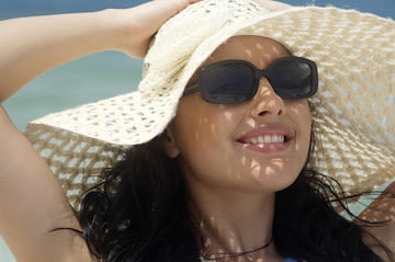  धूप का चश्मा और एक टोपी सूरज की हानिकारक किरणों से सुरक्षा प्रदान करते हैं।