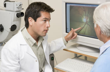 Doctor explicando al paciente maneras de proteger la vista
