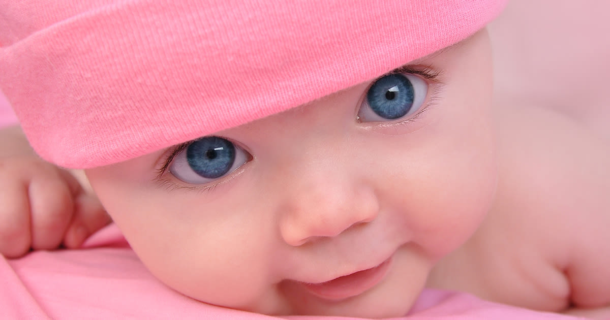 Bambino con gli occhi azzurri