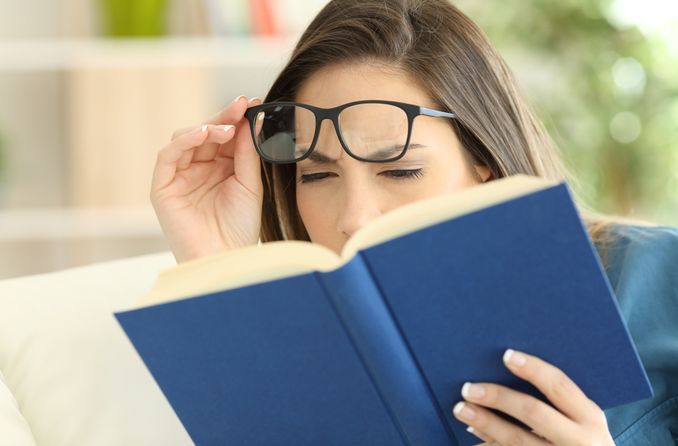 Mulher com transtorno ocular que luta para ler