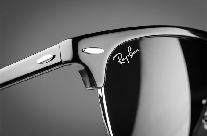 صورة مقربة للنظارات الشمسية التي تحمل علامات تجارية راي بان