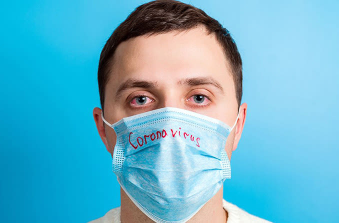 Hombre con mascarilla que tiene coronavirus y conjuntivitis