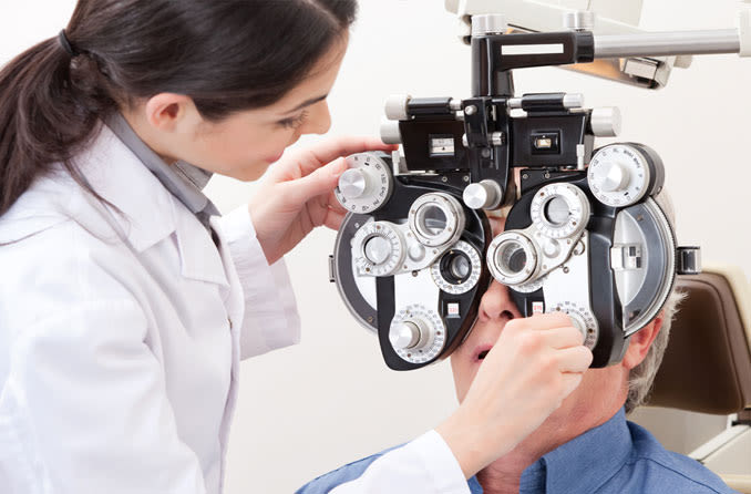 paciente durante um exame oftalmológico