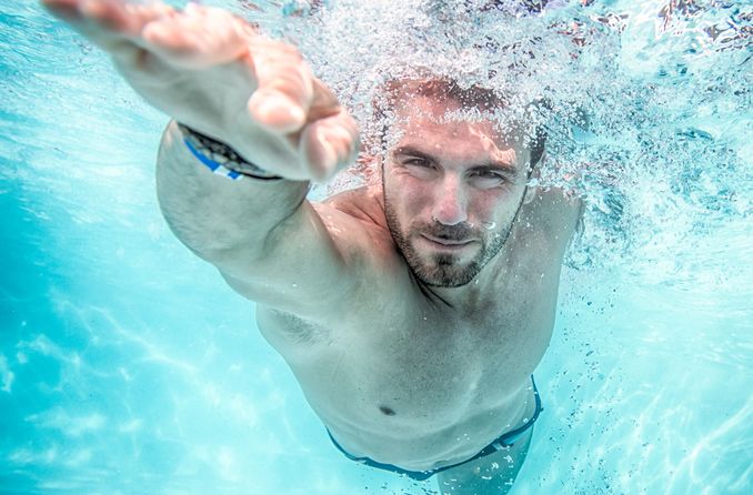 Mann schwimmt mit Kontaktlinsen