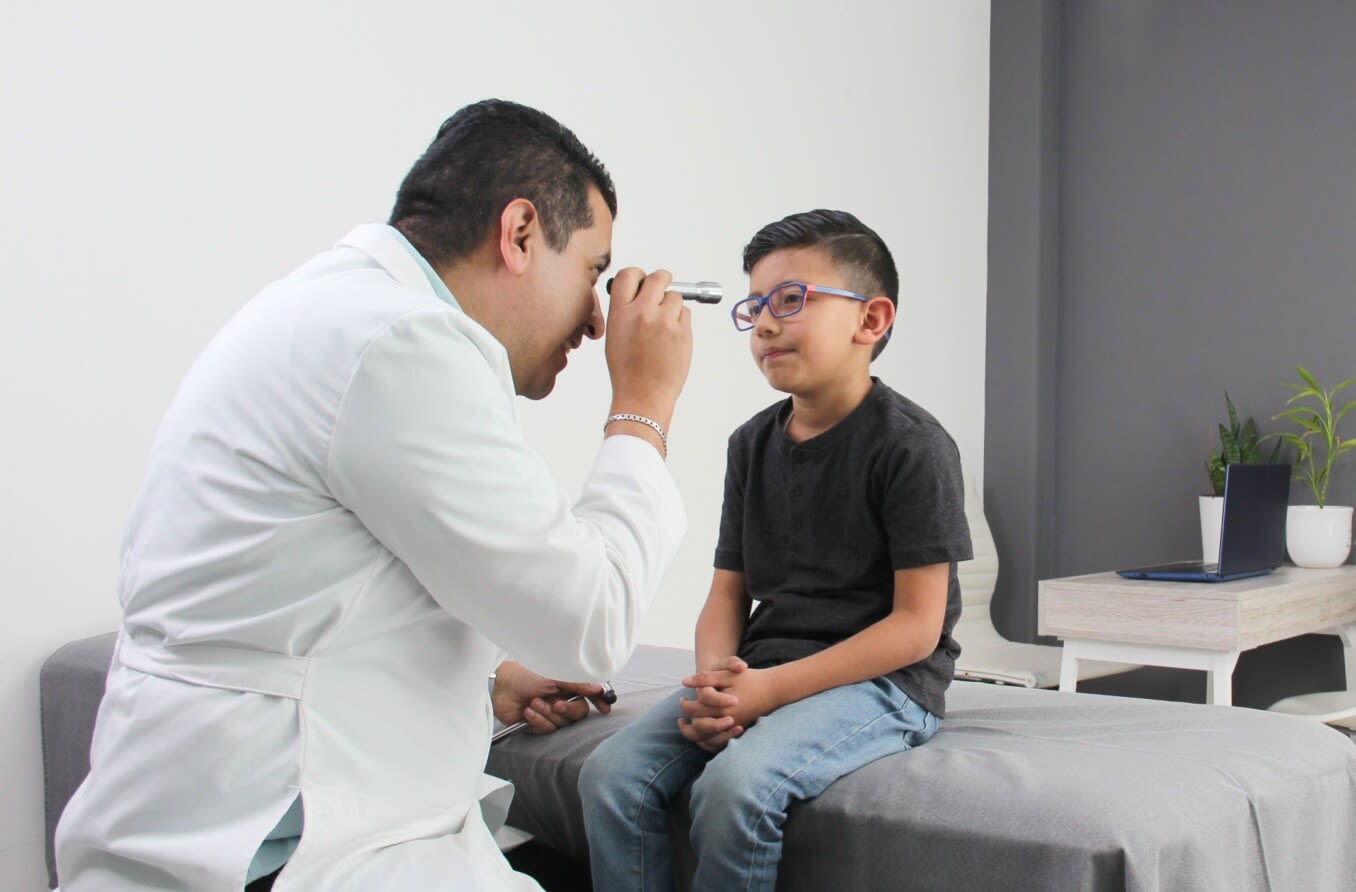 ragazzo che si sottopone a visita oculistica per verificare la presenza di cataratta pediatrica