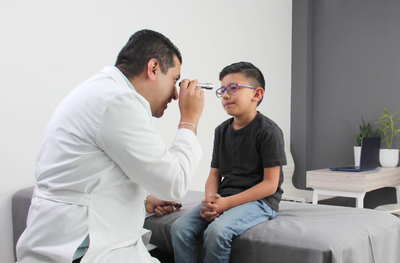 Un joven que se somete a un examen ocular para detectar cataratas pediátricas