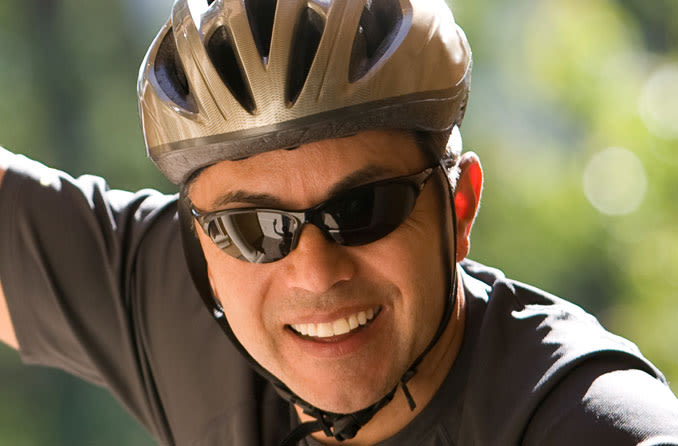 Persona che indossa occhiali da sole per il ciclismo