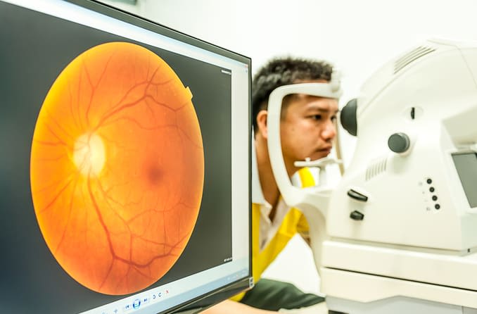 Exame de retina usando uma câmera de fundo de olho