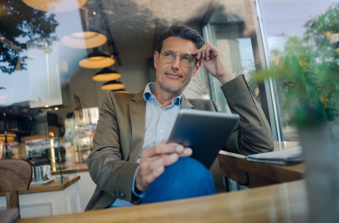 personne dans un café avec un appareil