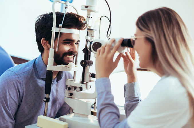 hombre examinándose los ojos