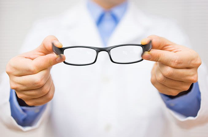 optométriste donnant de nouvelles lunettes