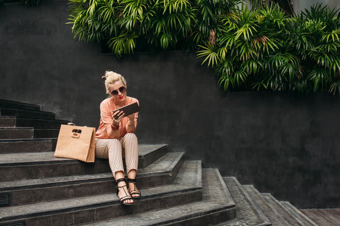 Femme portant des lunettes de soleil pendant la lecture