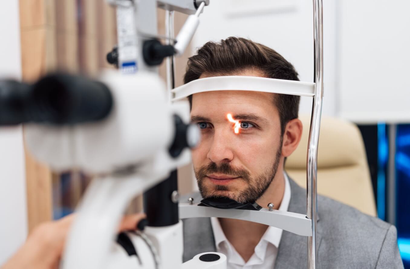 uomo con glaucoma secondario sottoposto a visita medica.