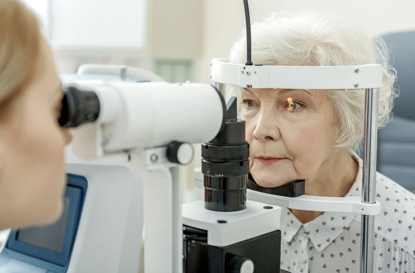 Frau mit sekundärem Glaukom, bei der der Augendruck gemessen wird.