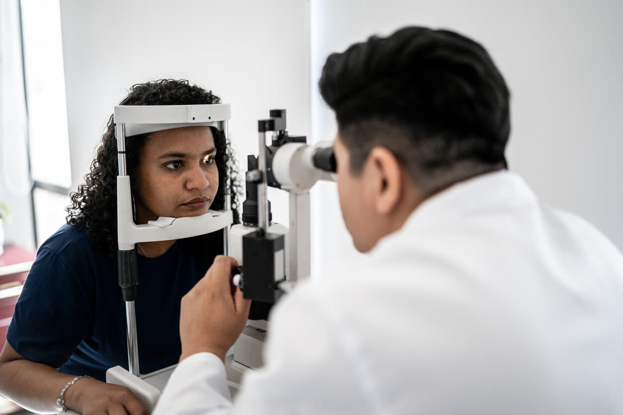 Mujer con glaucoma secundario sometida a un examen ocular por parte de un oftalmólogo
