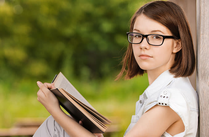 menina com livro