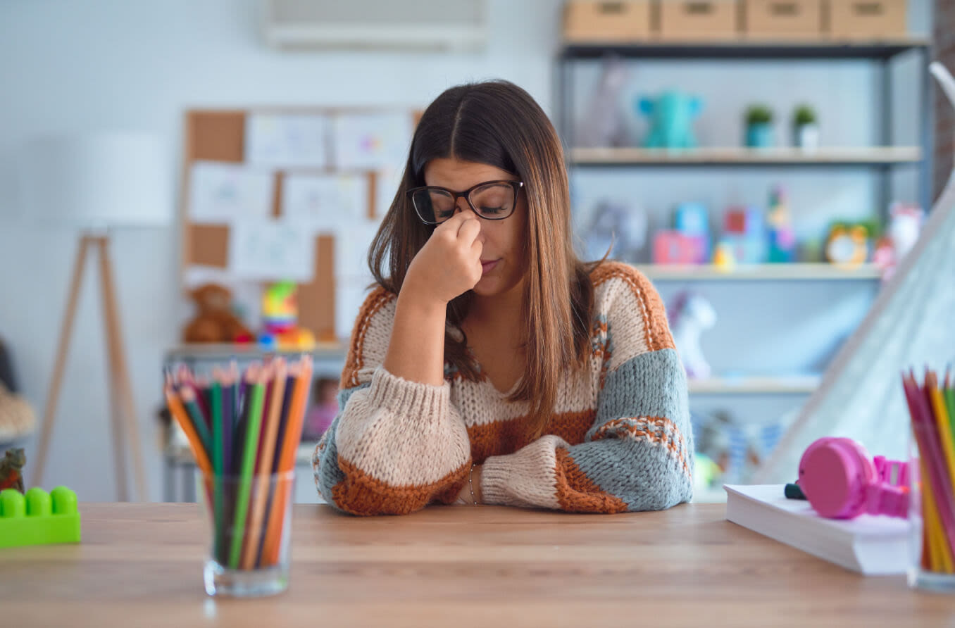 mujer en la computadora con ojos cansados