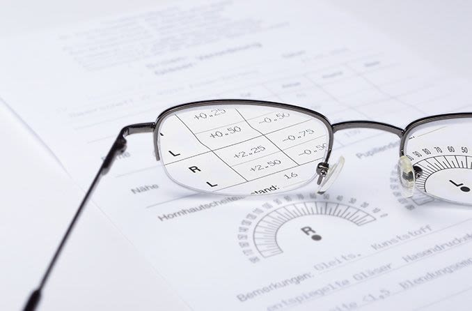 lunettes sur le formulaire de prescription de lunettes