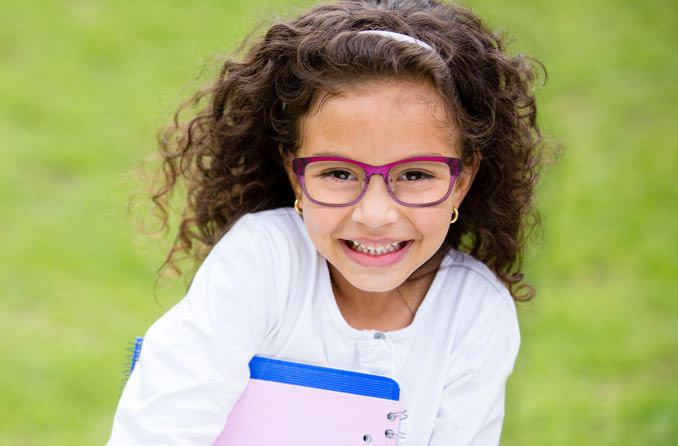 Un ejemplo de gafas para niños y monturas de gafas para niños