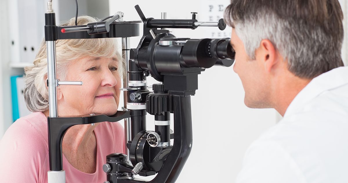 接受眼科检查的老年妇女