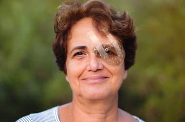 Katarakt ameliyatı sonrası iyileşen kadın