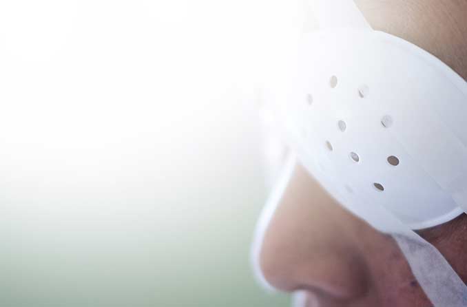 नेत्र शल्य चिकित्सा से ठीक होने वाले आई पैच पहने हुए व्यक्ति