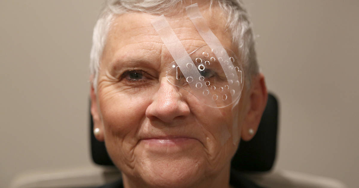 Uma mulher se recuperando de uma cirurgia de catarata.