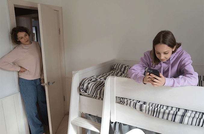 parent limiting child's screen time