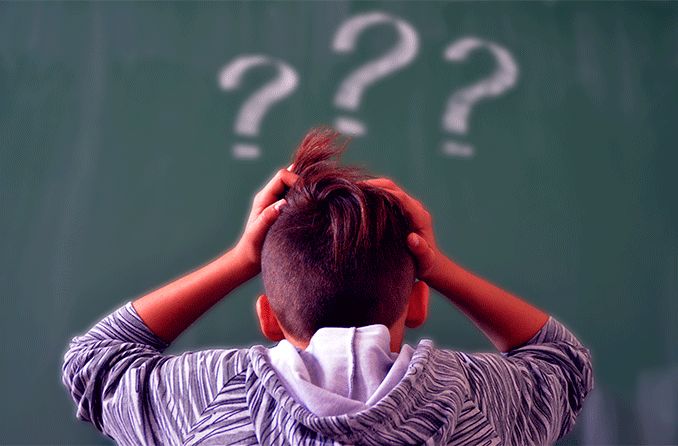Junge mit Kurzsichtigkeit schaut auf eine verschwommene Kreidetafel