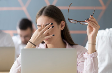 Ayuda  a prevenir los dolores de cabeza y cansancio visual