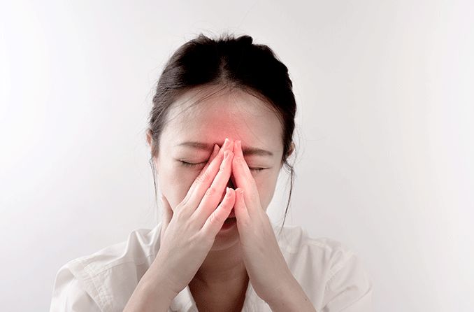 woman with sinusitis affecting her eyes