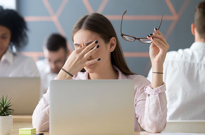 Mujer con problemas de visión debido al estrés