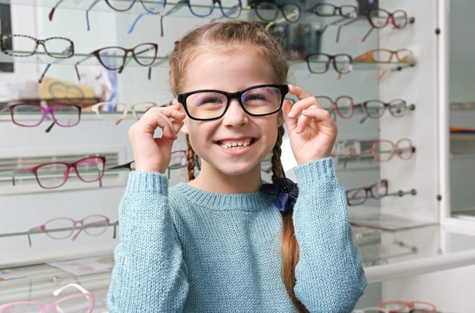 
fille dans des verres boutique