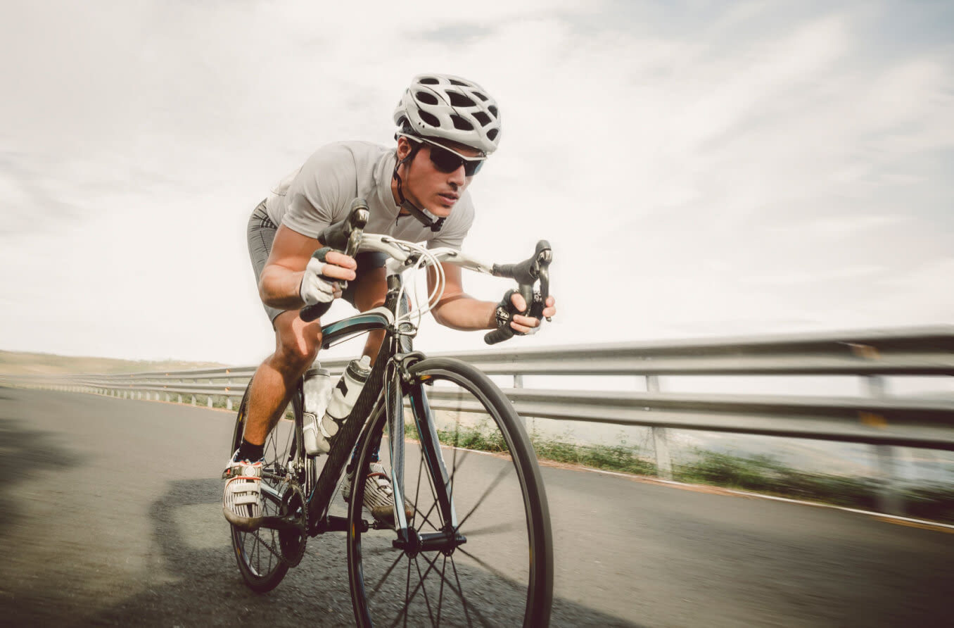 ciclista con gafas de sol deportivas