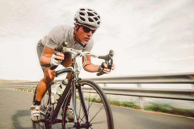 ciclista vestindo óculos de sol esporte