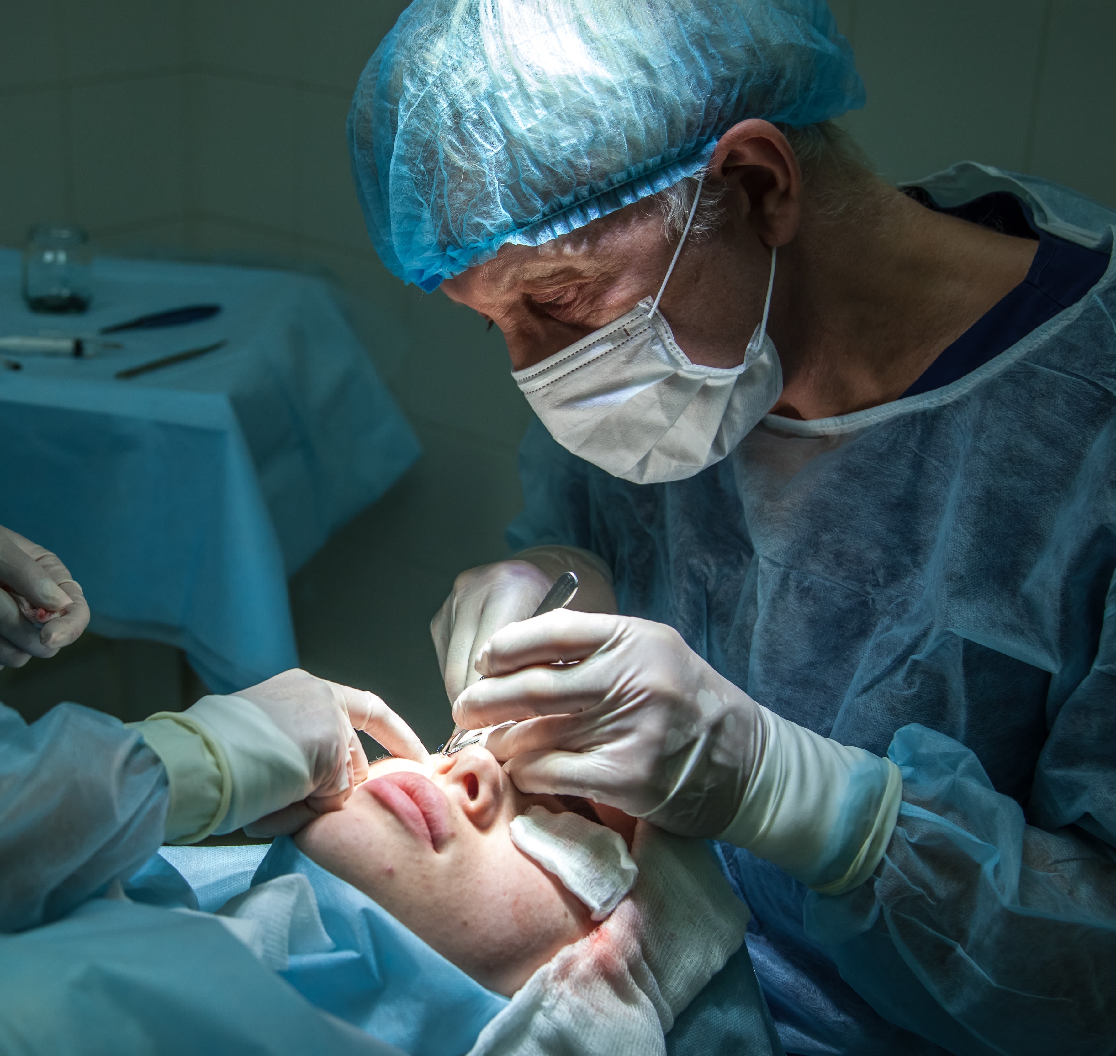 Cirujano oftalmológico que realiza cirugía