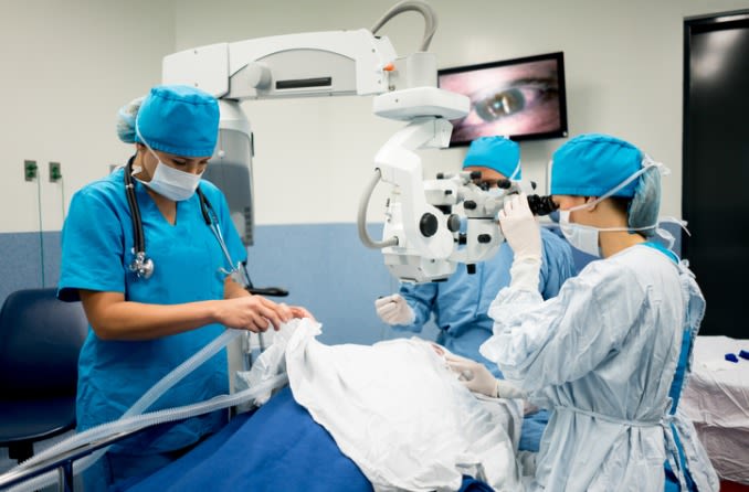 Cirujano oftalmológico que realiza cirugía