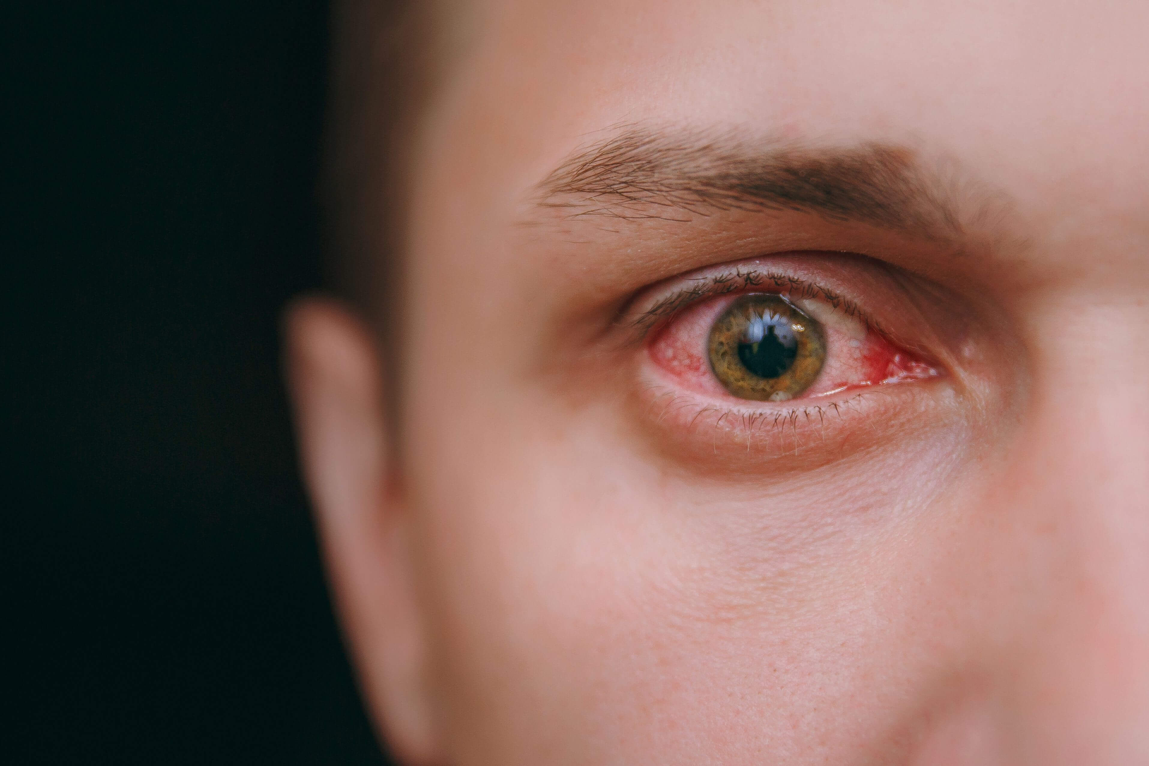 imagen estilizada de una persona con ojos rojos