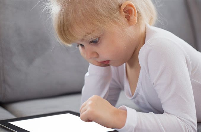Kind verwendet Computer-Tablet