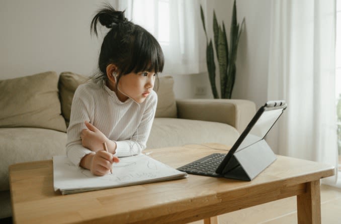 コンピュータ・タブレットを使う子供