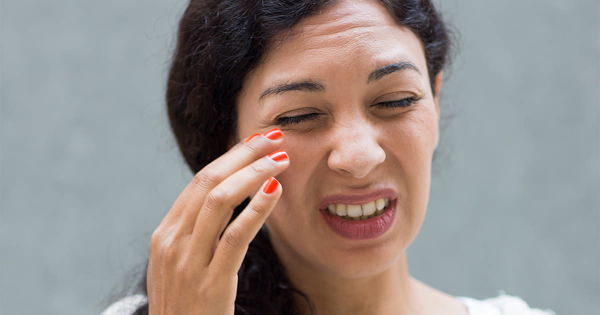 woman experiencing contact lens discomfort
